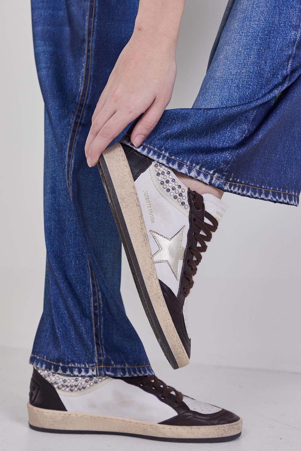 תמונת כל הלוק של נעלי סניקרס בולסטאר